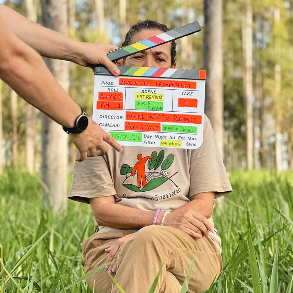 Produção de documentário corporativo, cena da claquete nos bastidores com equipe de filmagem