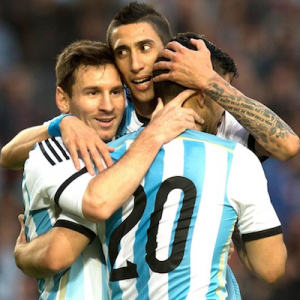 argentinos comemorando gol