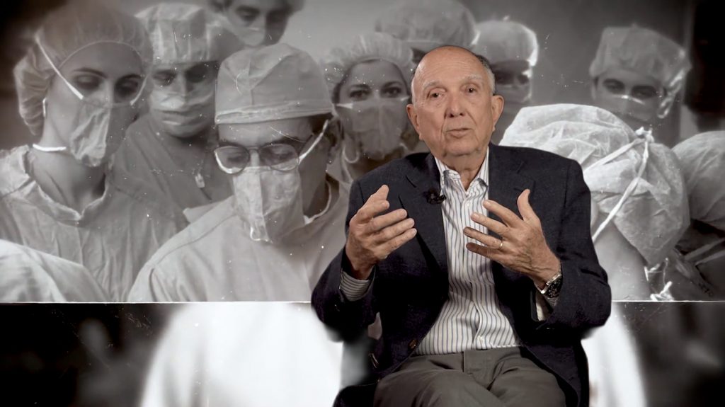 Cena documentário corporativo sobre 45 anos da plástica ocular - profissionais e depoimentos