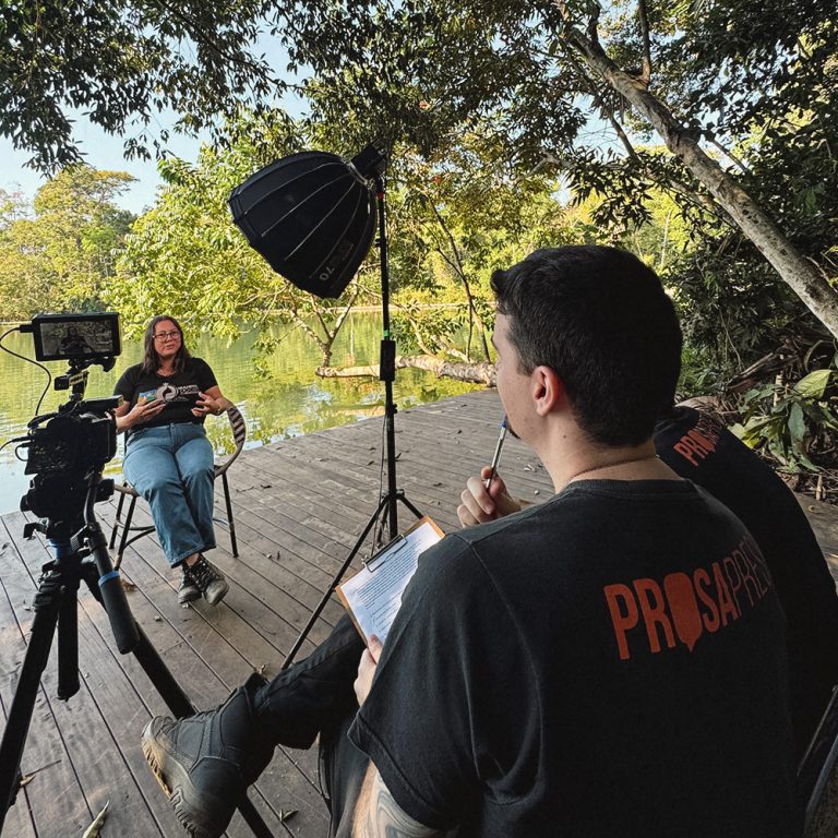 Entrevista para documentário corporativo na Amazônia, cena dos bastidores da gravação com personagens