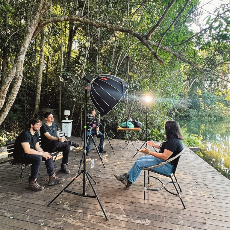 Profissionais produzindo documentário corporativo na Amazônia, cena dos bastidores da gravação do documentário